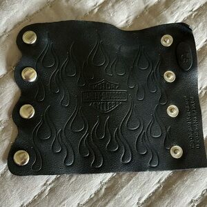 Harley Davidson women’s black leather hair glove.